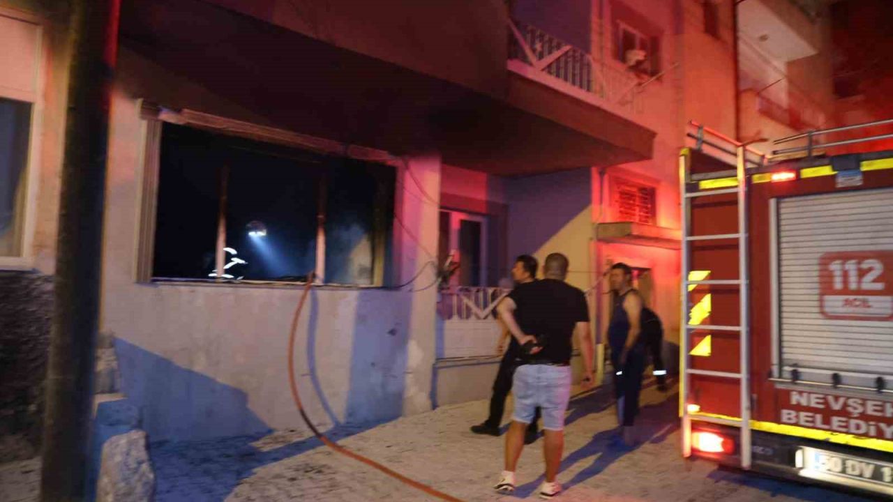 Önce ağabeyini bıçakla kovaladı, sonra evi ateşe verdi