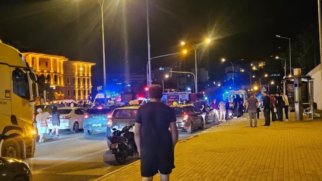Orta refüje çarpan otomobil takla attı: 2 yaralı