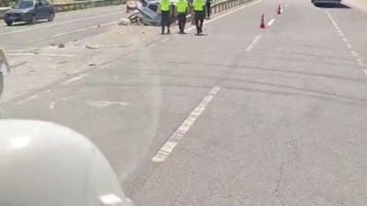 Orta refüje saplanan iki araç bariyerlerin arasında sıkıştı