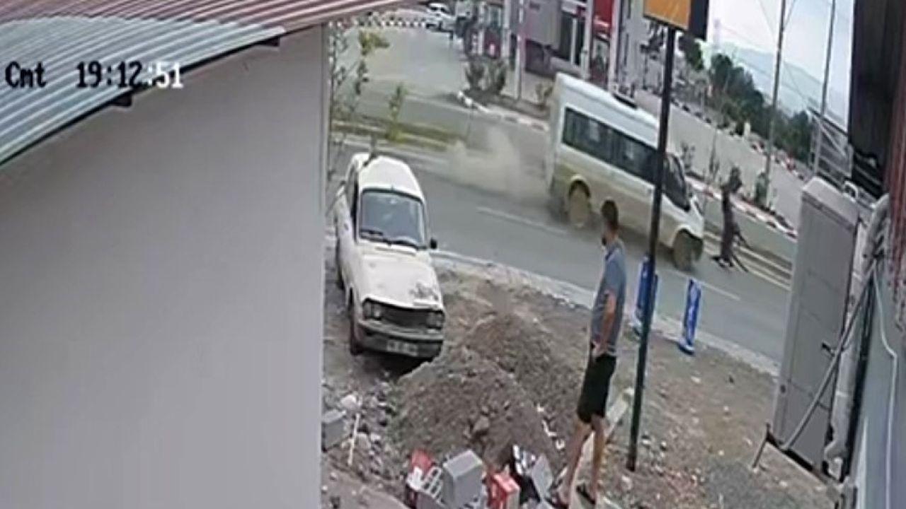 Osmaniye’de minibüs başıboş ata çarptı