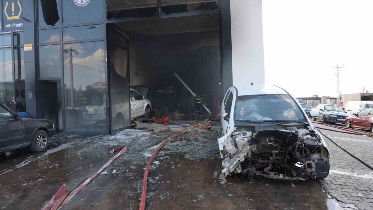 Oto tamirhanesinde yangın: 5 kişi dumandan etkilendi
