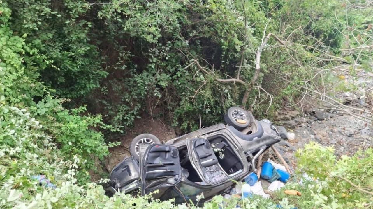 Otomobille çarpışan hafif ticari araç dereye uçtu: 7 yaralı