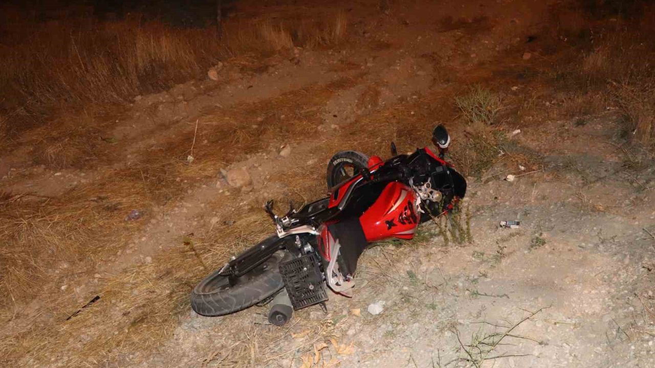 Otomobille çarpışan motosiklet şarampole savruldu: 1 yaralı
