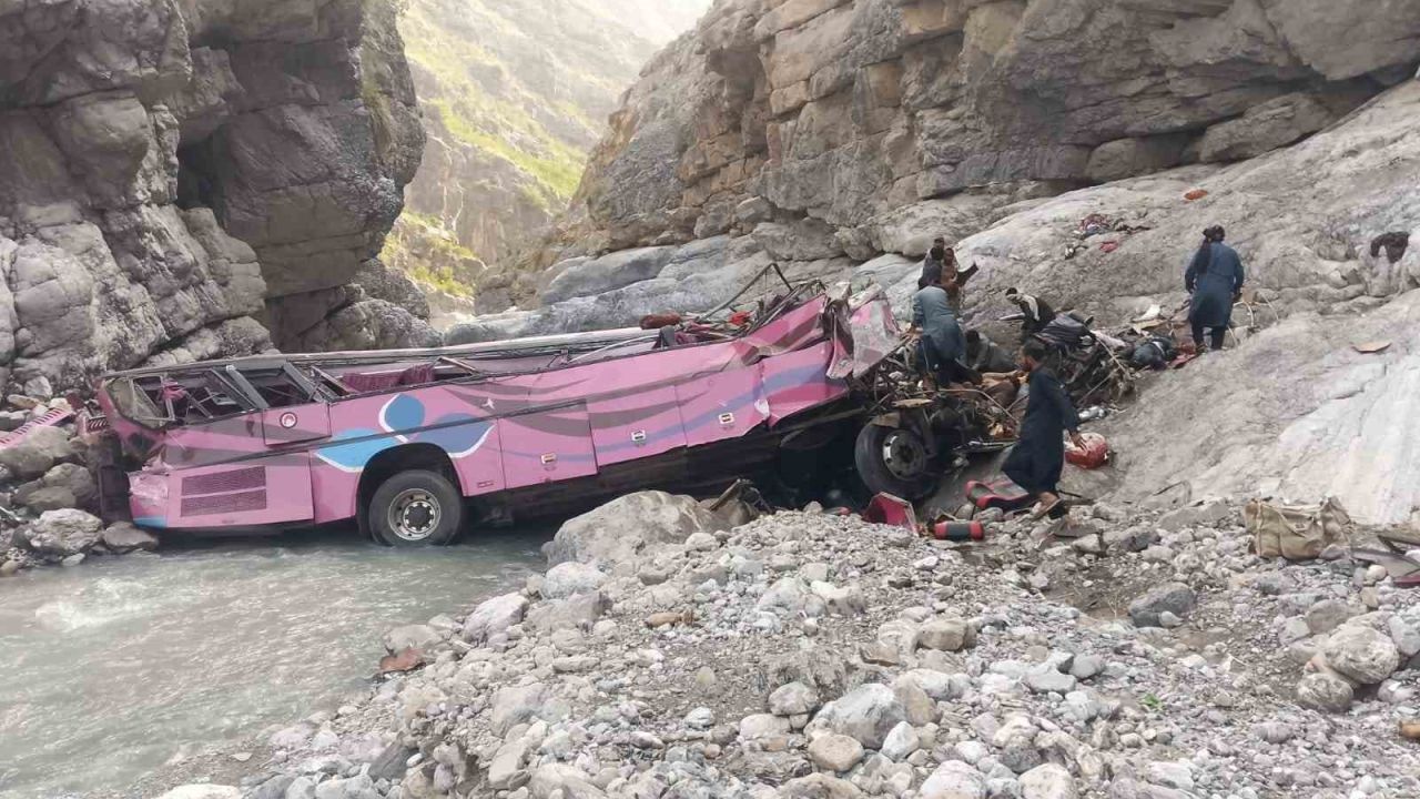 Pakistan’da yolcu otobüsü dev çukura uçtu: 40 ölü