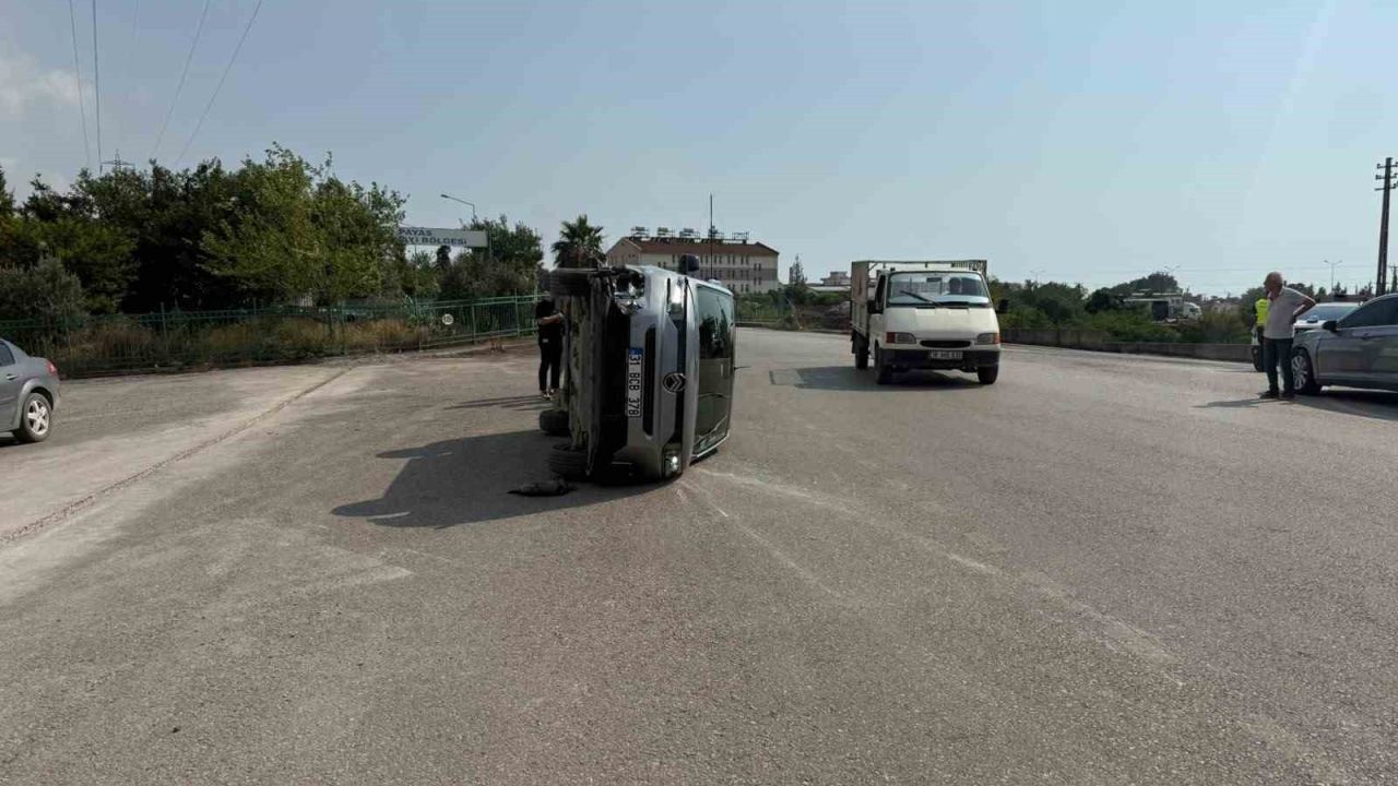 Payas’ta çarpışmayla yan yatan otomobilin sürücüsü yaralandı