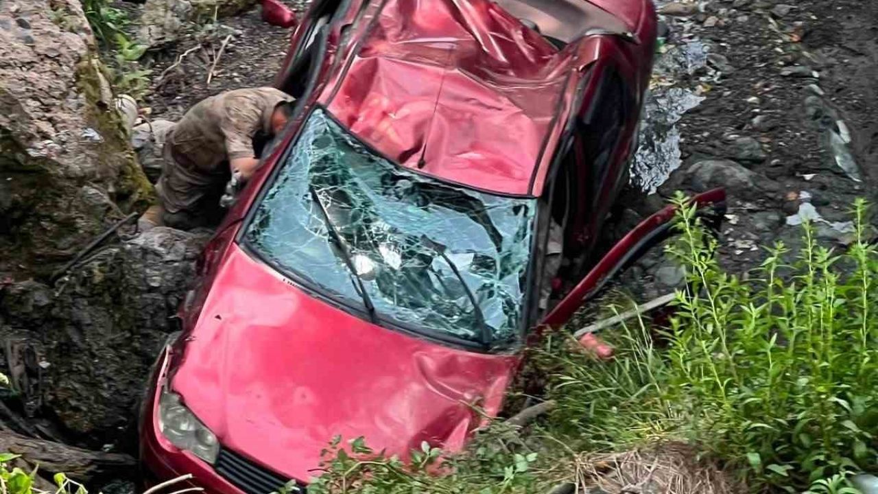 Payas’ta uçurumdan yuvarlanan otomobilin sürücüsü yuvarlandı
