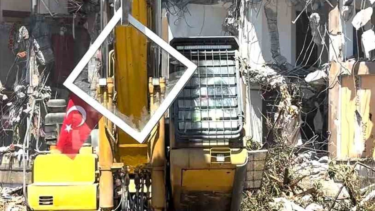 Pendik’te yıkım sırasında dikkat çeken hassasiyet: Kepçe operatörü Türk Bayrağı için çalışmayı durdurdu