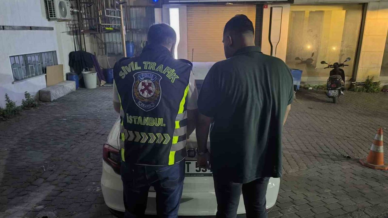 Plakasız lüks aracıyla drift atan maganda kameraya yansıdı