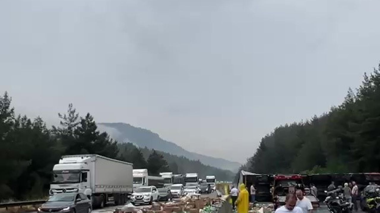 Pozantı-Adana istikameti tır devrilmesi nedeniyle trafiğe kapandı