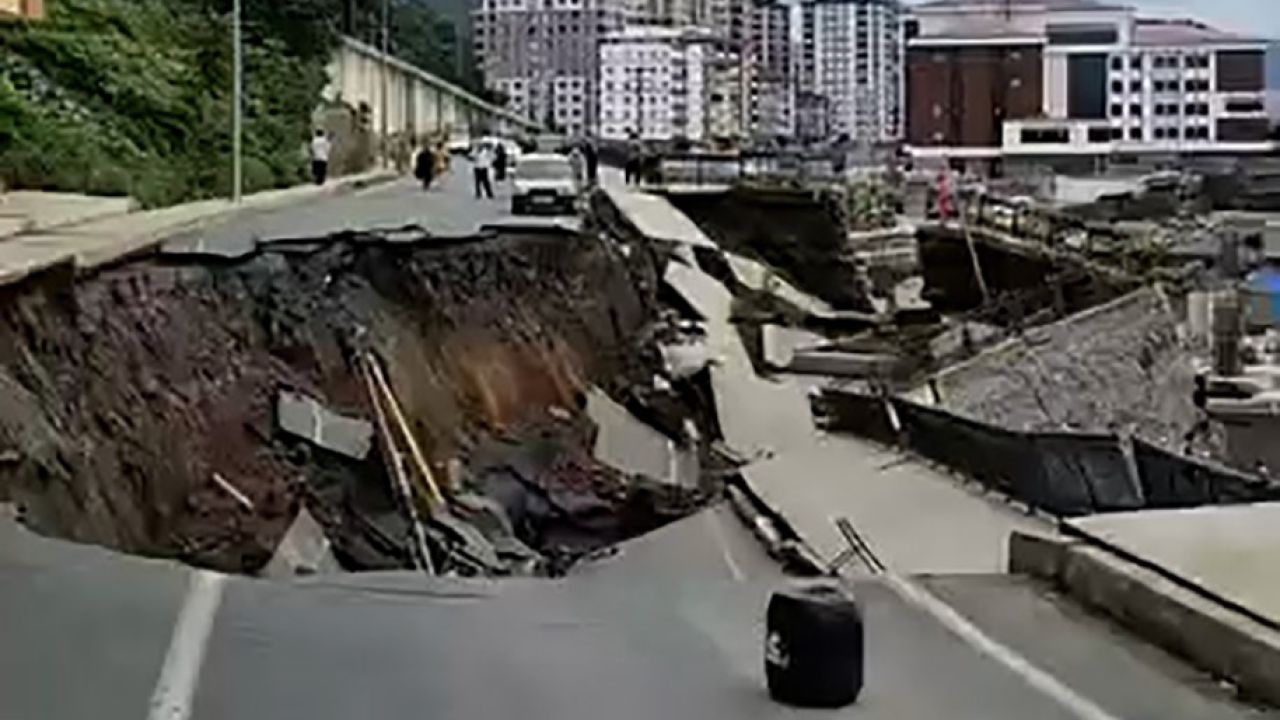 Rize’de yol çöktü, 2 bina tedbir amaçlı tahliye edildi