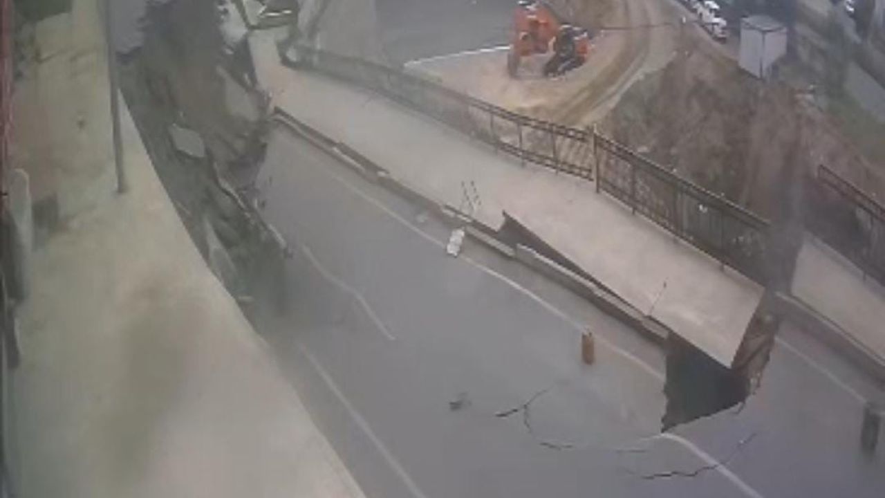 Rize’de yolun çökme anı güvenlik kamerasına yansıdı