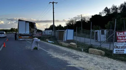 Sakarya’da tır ile çarpışan işçi midibüsü devrildi: 13 yaralı