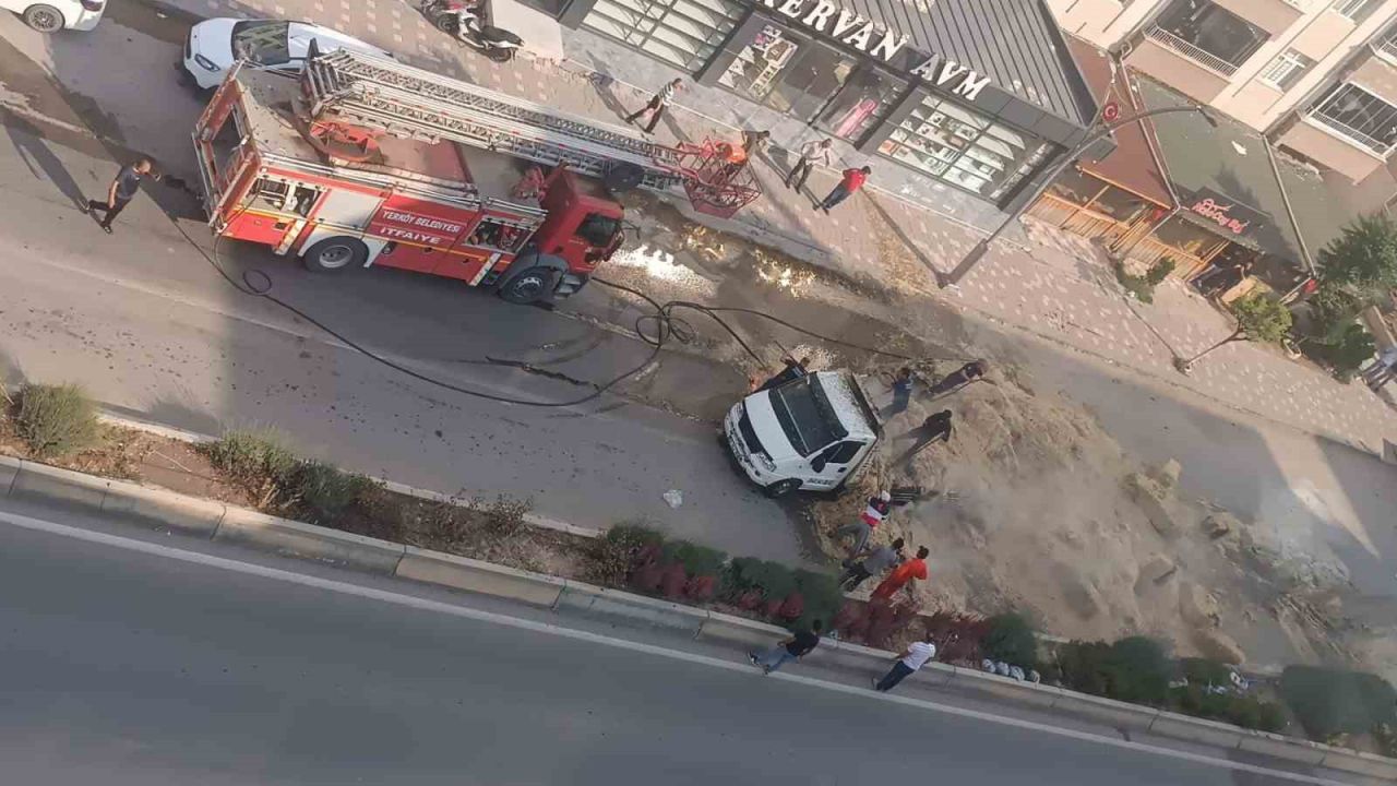 Saman yüklü kamyon alev alev yandı