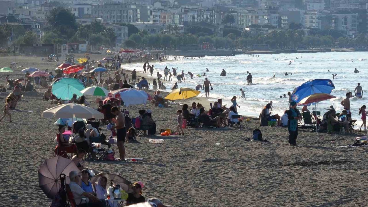 Samsun’da hava sıcaklığı arttı, vatandaşlar denize akın etti