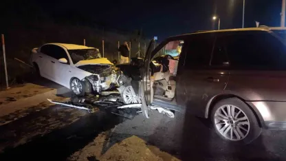 Sancaktepe’de ters yönden gelen otomobil, 2 araca çarptı: 2’si ağır 5 yaralı