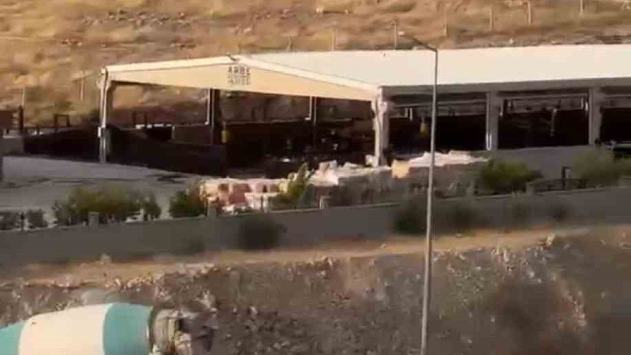 Şanlıurfa’da yanan otomobil beton mikseriyle söndürüldü