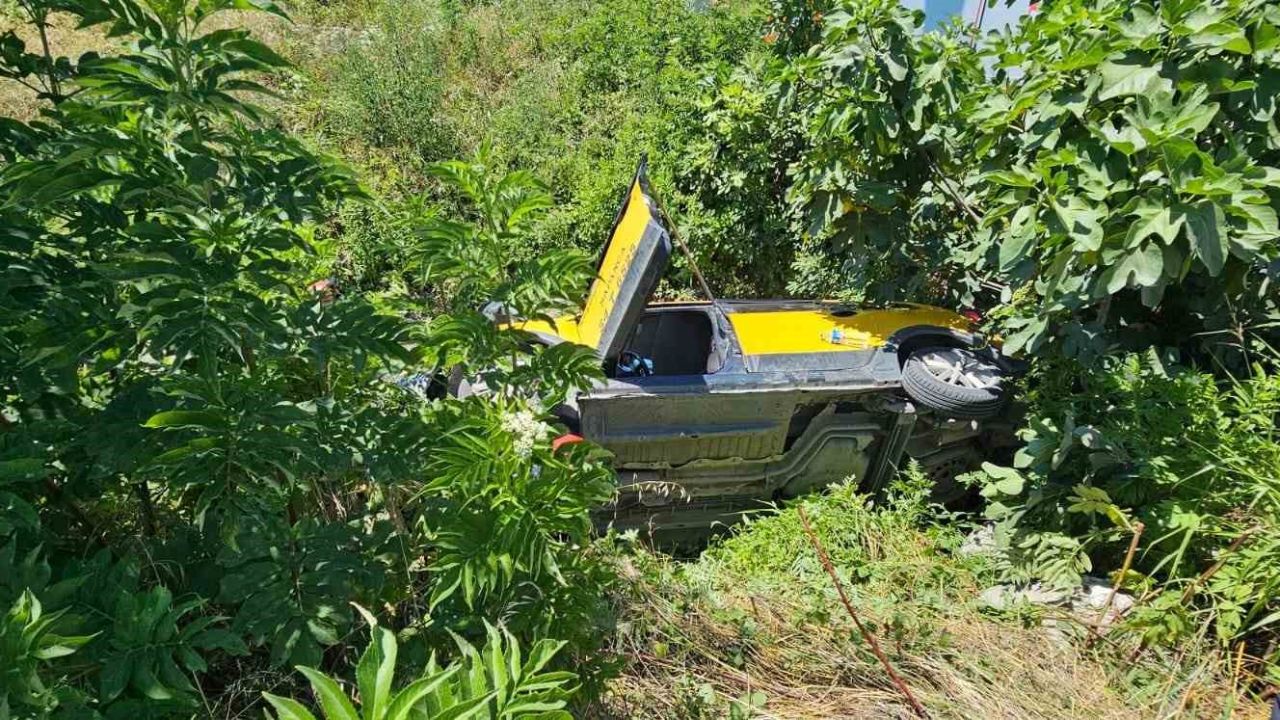 Sapanca’da otomobil ile taksi çarpıştı: Dereye yuvarlanan taksinin sürücüsü yaralandı