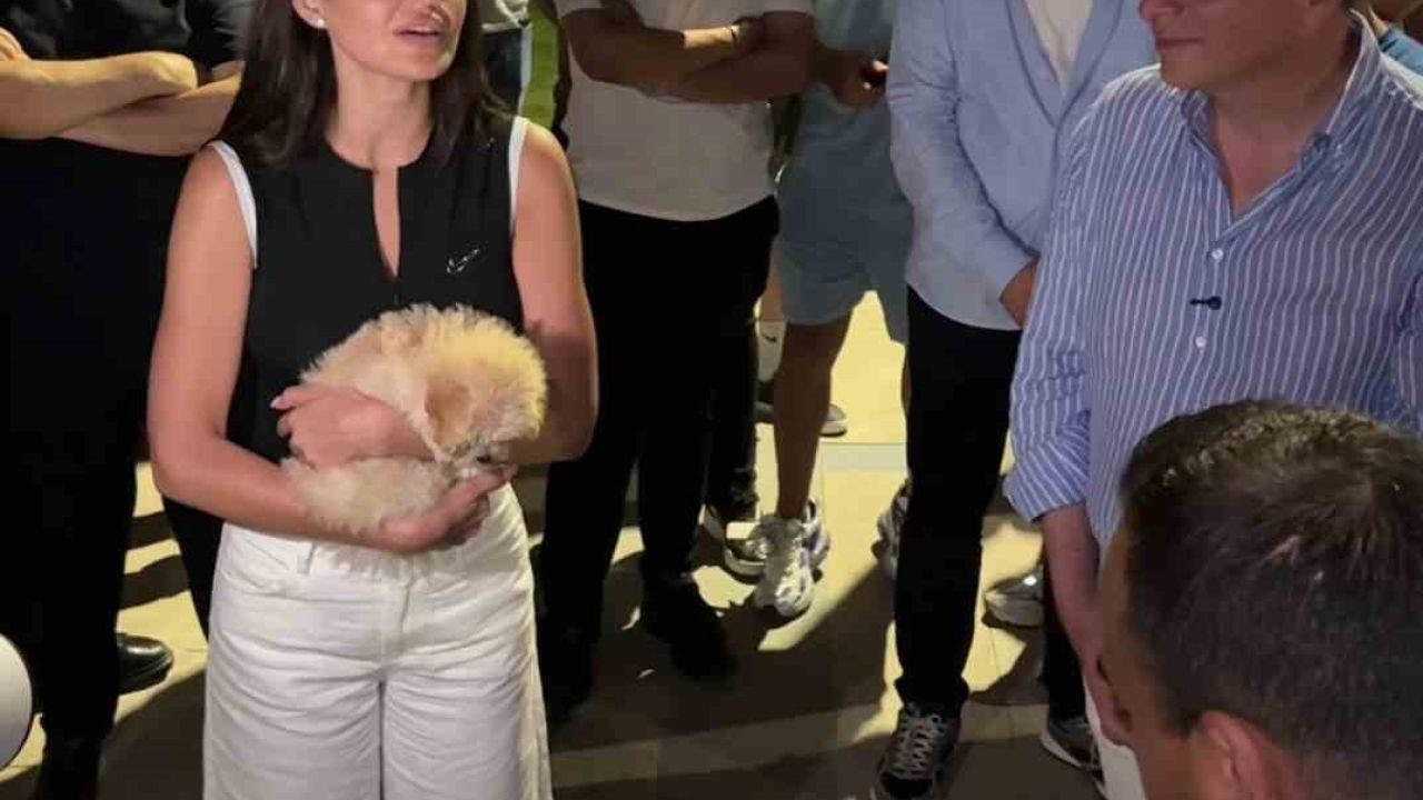 Şarkıcı Elif Buse Doğan’ın darbukalı, ıslıklı mini konseri vatandaşların beğenisi topladı
