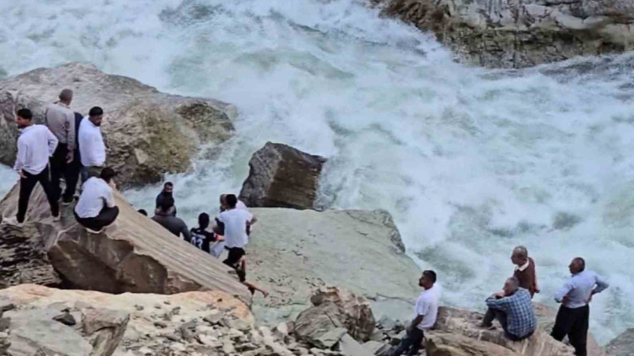 Serinlemek için girdiği Habur Çayı’nda kayboldu
