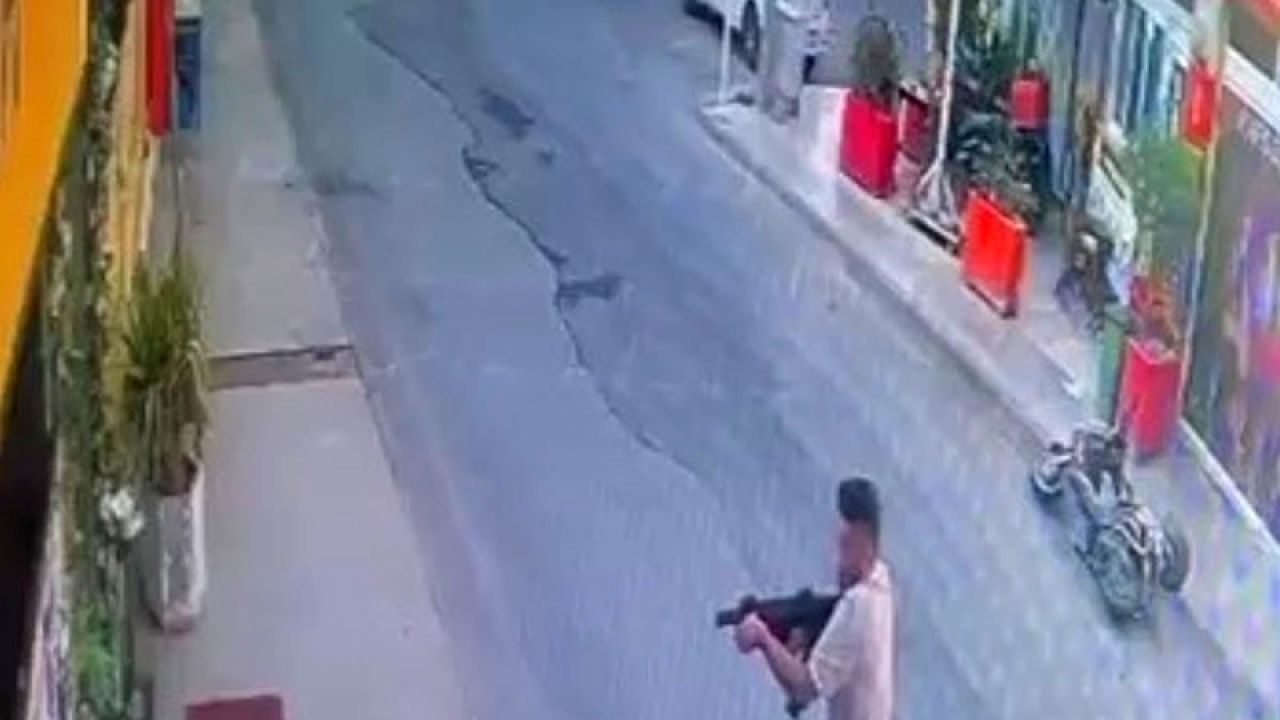 Sevgilisinin çalıştığı işletmeye tüfekle ateş açtı: Saldırı anı kamerada