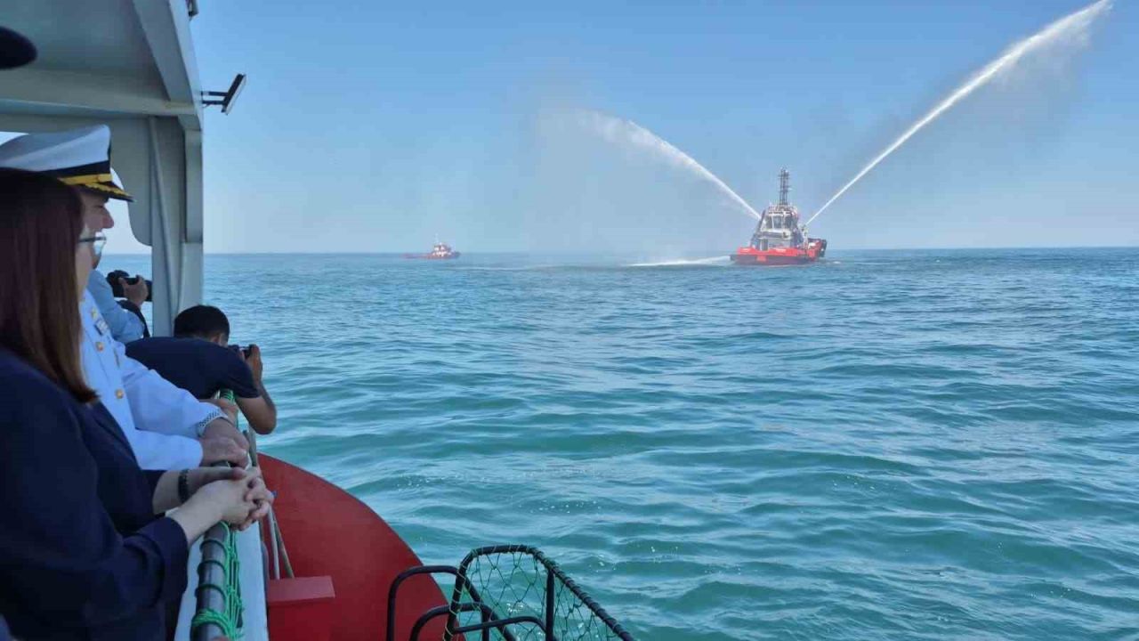 Sıcaklığın 41 dereceye çıktığı Bartın’da basınçlı su ile yapılan gösteri ilgi gördü