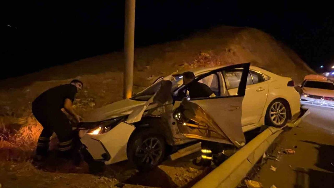 Siirt’te bariyere çarpan otomobil alev aldı: 1 yaralı