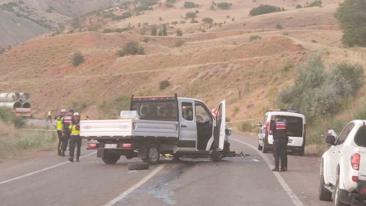 Sivas’ta kamyonetle otomobil çarpıştı: 1 ölü, 2 yaralı