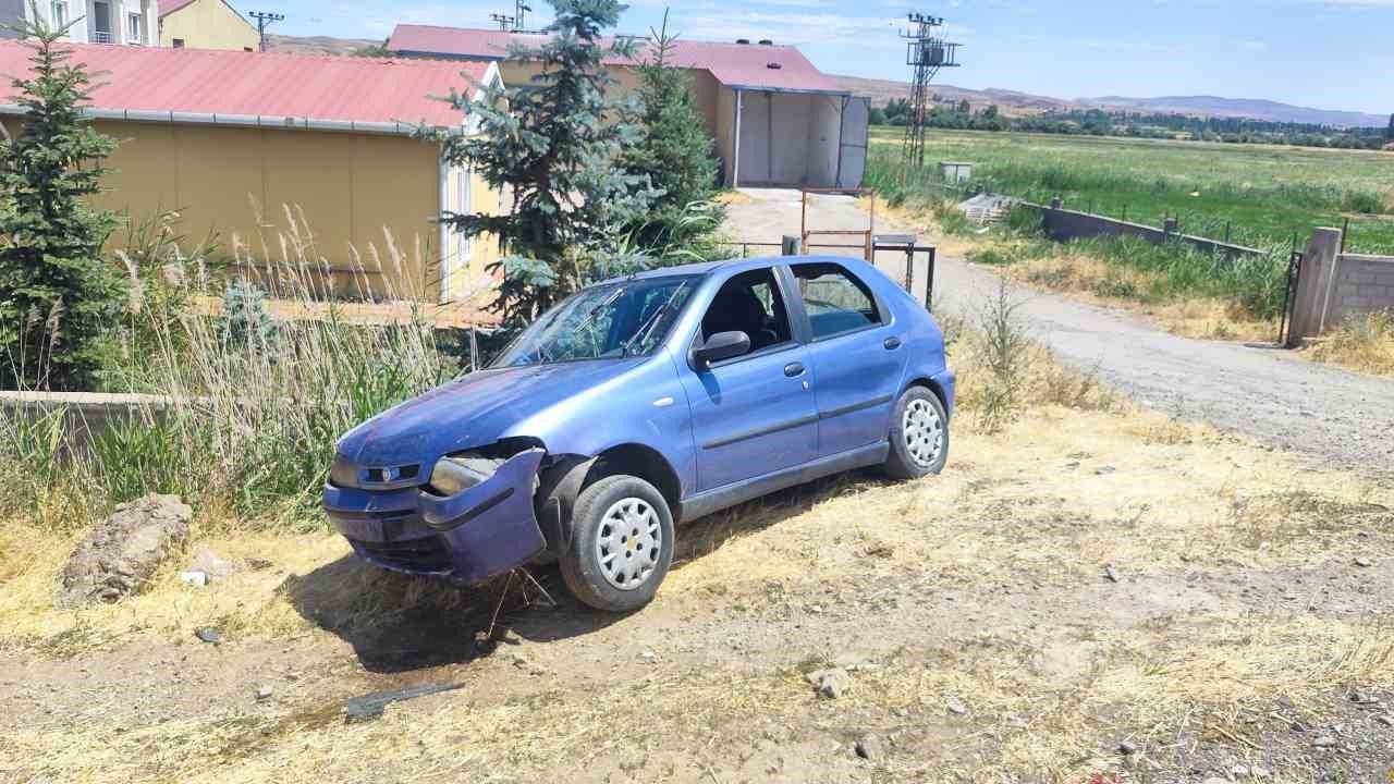 Sivas’ta kontrolden çıkan otomobil bariyerlere çarptı: 4 yaralı