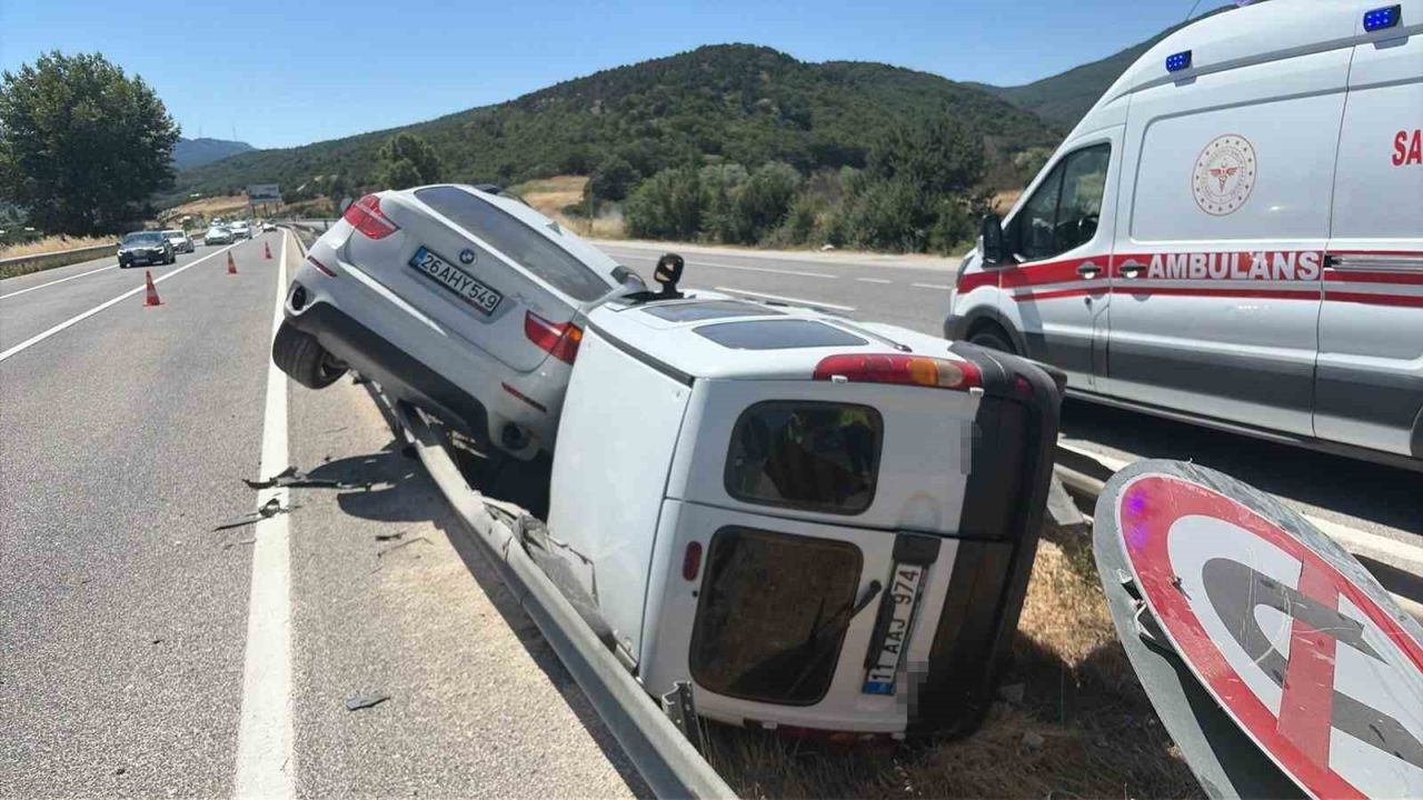 Sollamaya çıkan iki otomobil çarpıştı: 4 yaralı