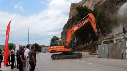 Tarihi Osmancık Kalesi çevresinde 98 riskli bina yıkılıyor: Bölge park ve sosyal yaşam alanı olacak