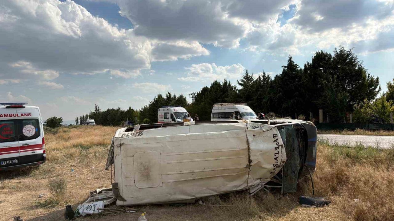 Tarım işçilerini taşıyan minibüs devrildi: 17 yaralı