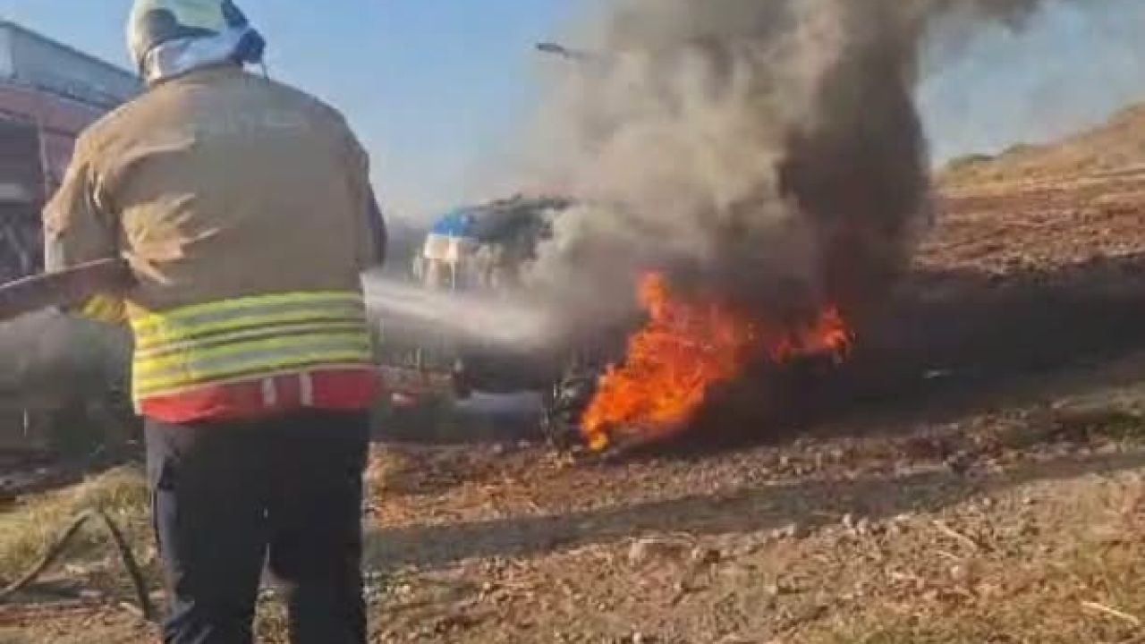 Tarla sürerken yanmaya başlayan traktör kullanılamaz hale geldi