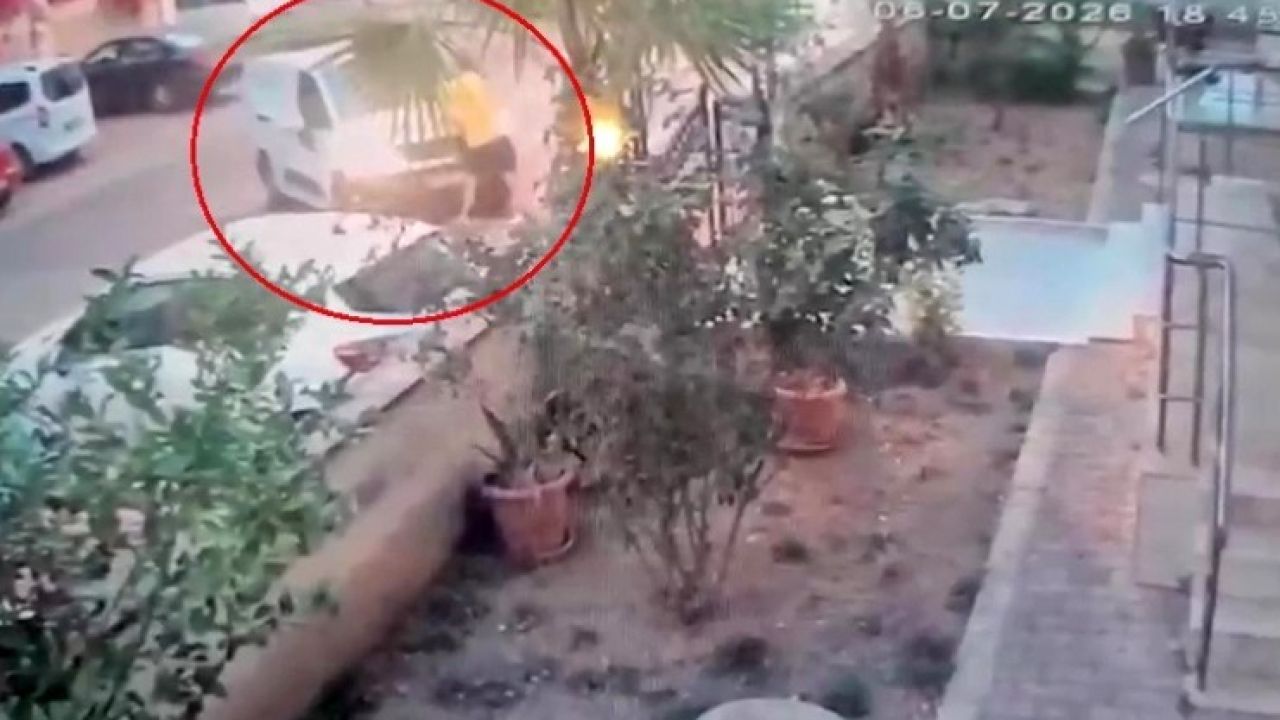 Tartıştığı kişinin üzerine aracı sürüp kapıya sıkıştırdı: O anlar kameraya yansıdı