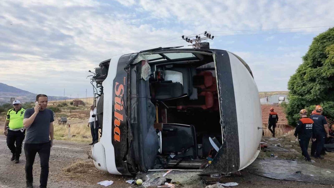 Tekirdağ’dan Kayseri istikametine seyir halinde olan Süha firmasına ait yolcu otobüsü kaza yaptı. Kazanın ardından bölgeye çok sayıda sağlık, polis ve jandarma ekibi sevk edildi. Yaralanan 41 kişi, olay yerinde yapılan ilk müdahalelerinin ardından ambulan