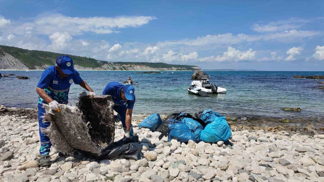 Temizlik sorumluluğu İBB’de olan Karaburun Sahili temizlenmeyince Arnavutköy Belediyesi harekete geçti