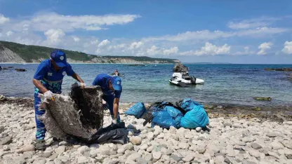 Temizlik sorumluluğu İBB’de olan Karaburun Sahili temizlenmeyince Arnavutköy Belediyesi harekete geçti