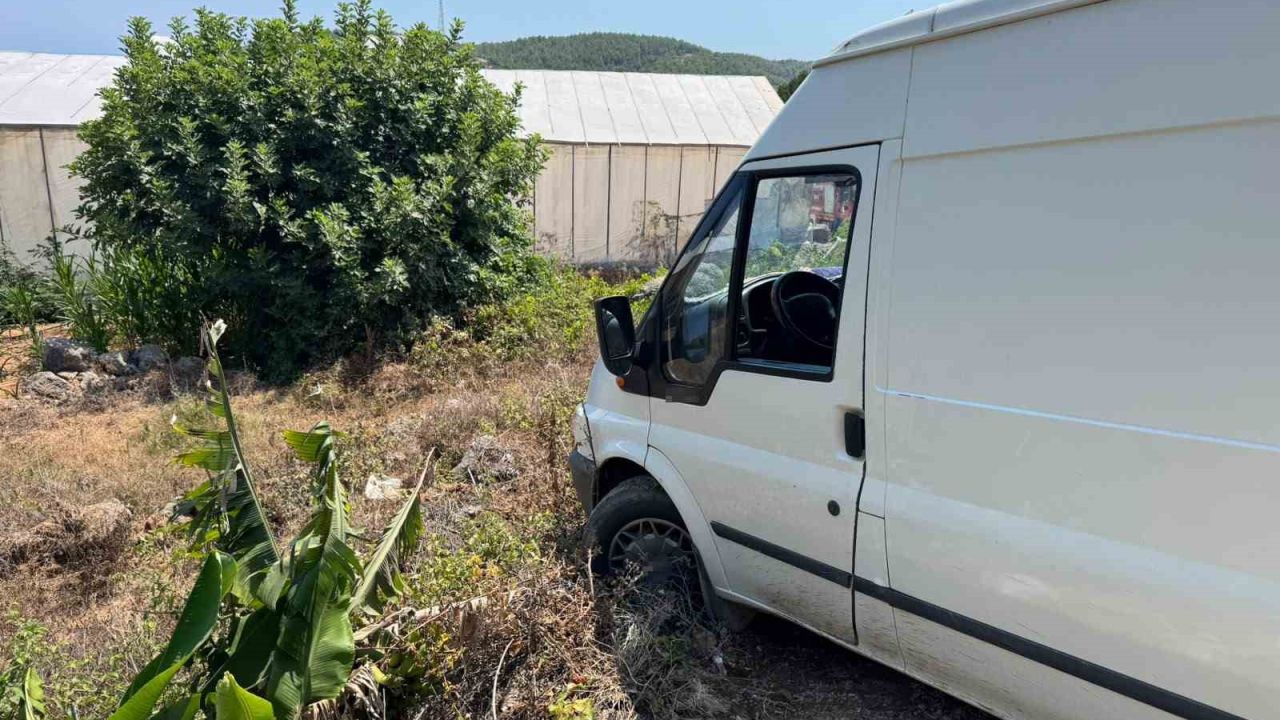 Ticari araç, çıkmaz sokağa girdi bahçeye düşmesine ramak kaldı