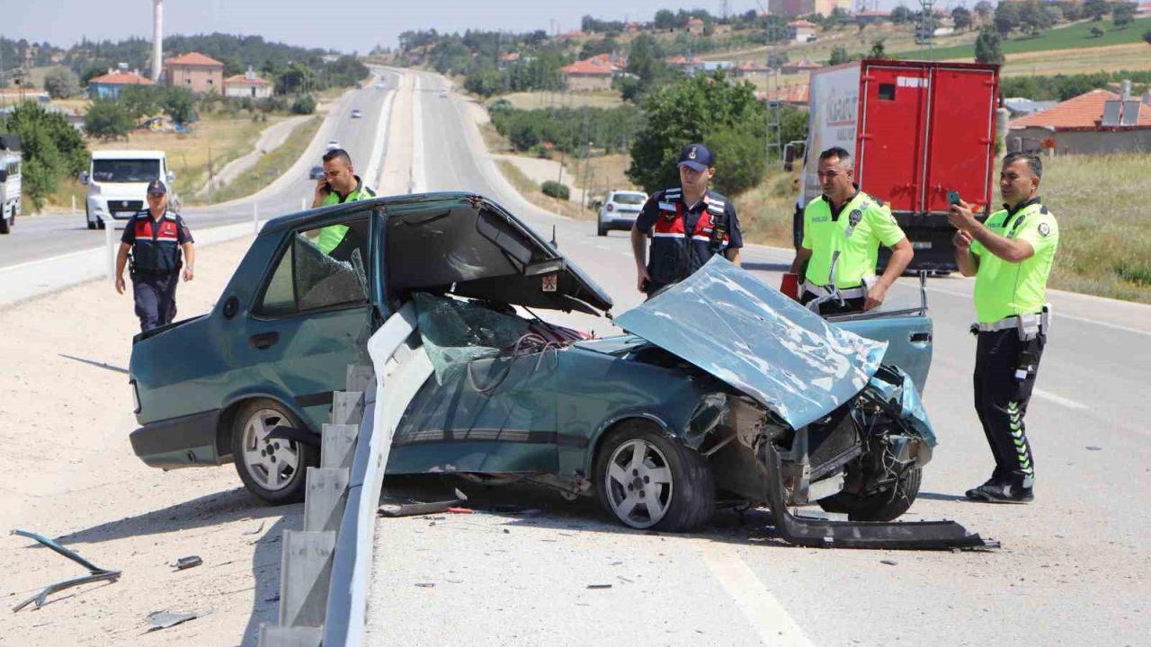 Tofaş bariyerlere ok gibi saplandı: 1 yaralı