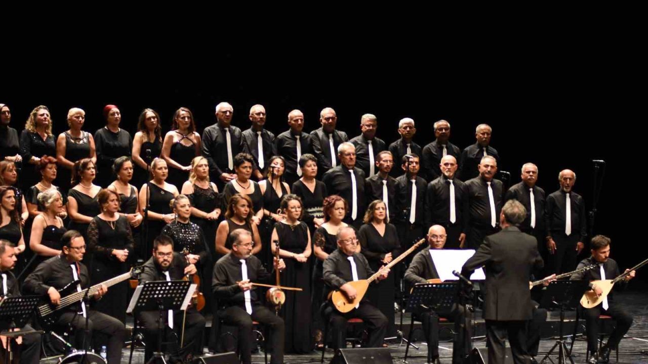 Türk Halk Müziği Korosu’nun sezon sonu konseri yoğun ilgi gördü
