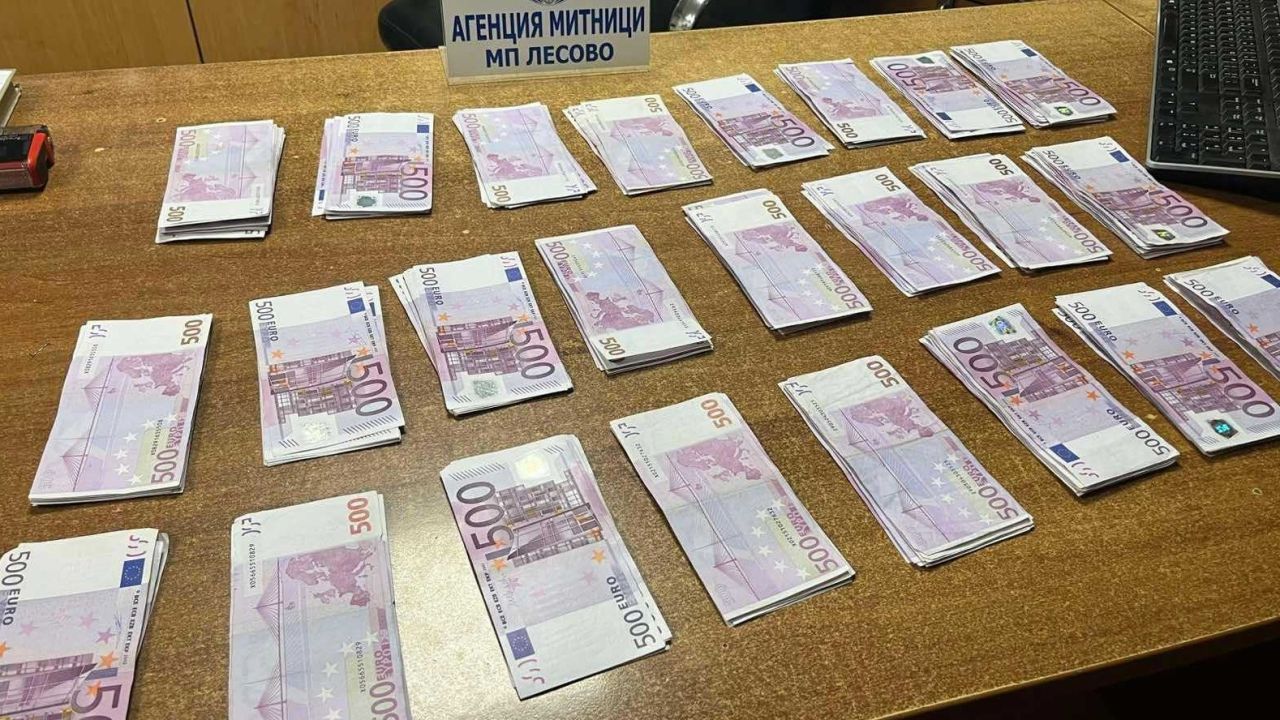 Türk vatandaşı ceplerine sakladığı 150 bin euroyla yakalandı