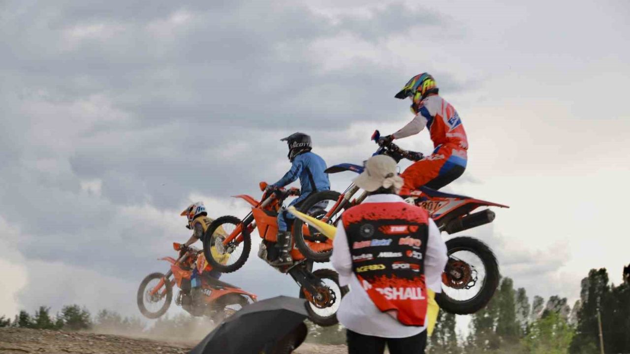 Türkiye sınırları içindeki en yüksek rakımlı enduro yarışı Ağrı’da start aldı