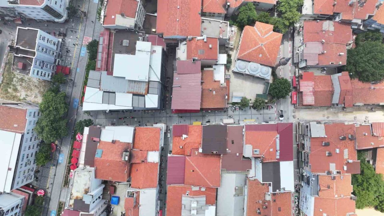 Uşak’ta Kurtuluş ve Yeşil Karaağaç mahallelerinde zemin taşları yenileniyor