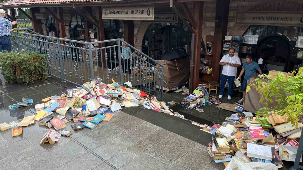 Üsküdar Sahaflar Çarşısı’nı su bastı: Yüzlerce kitap kullanılamaz hale geldi