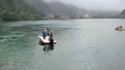 Uzungöl’e düşen çantayı kurtarmak için suya atlayan 2 Arap turistten 1’i kurtuldu, birisi kayıp
