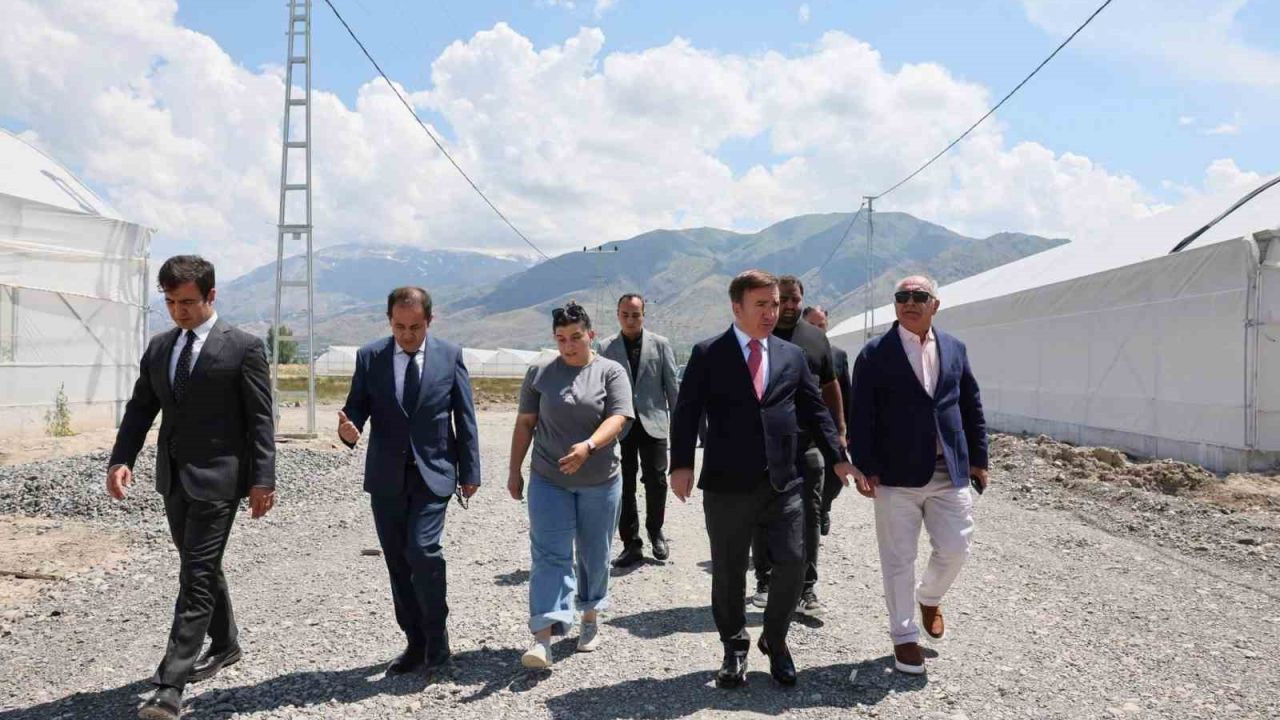 Vali Aydoğdu Toplu Sera Bölgesi’nde üreticilerle buluştu