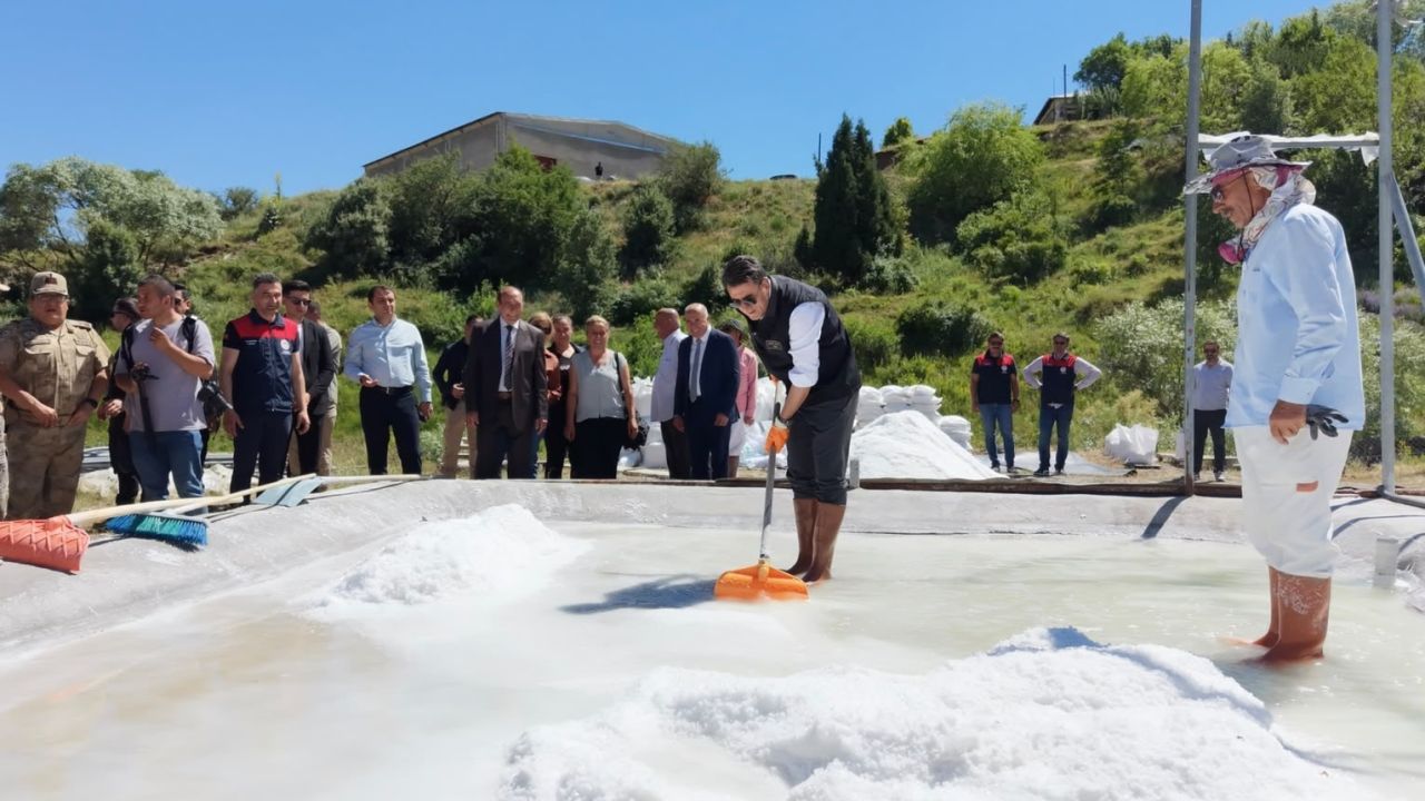 Vali Aygöl, tescilli Pülümür tuzunun üretimine kürek sallayarak eşlik etti