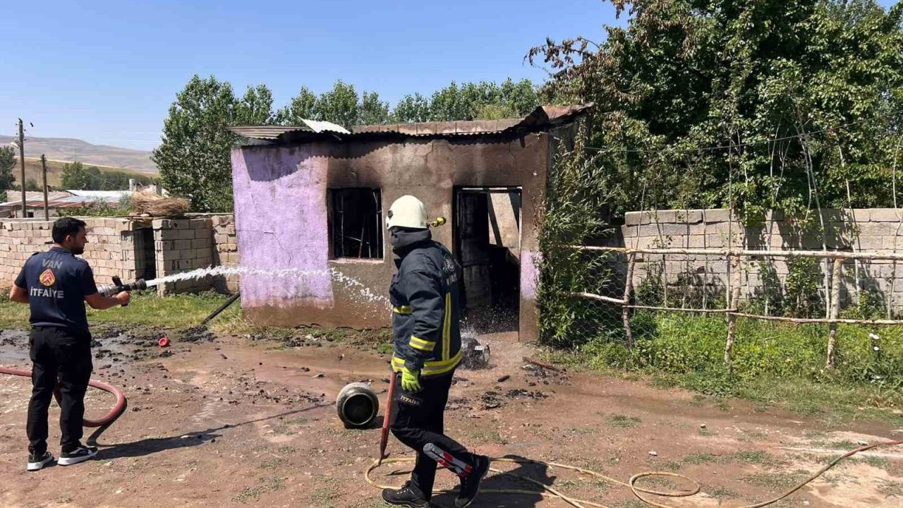 Van’ın Tuşba ilçesinde odunluk yangını