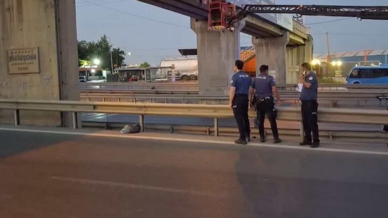 Yarı çıplak şahıs üst geçitte asılı bulundu
