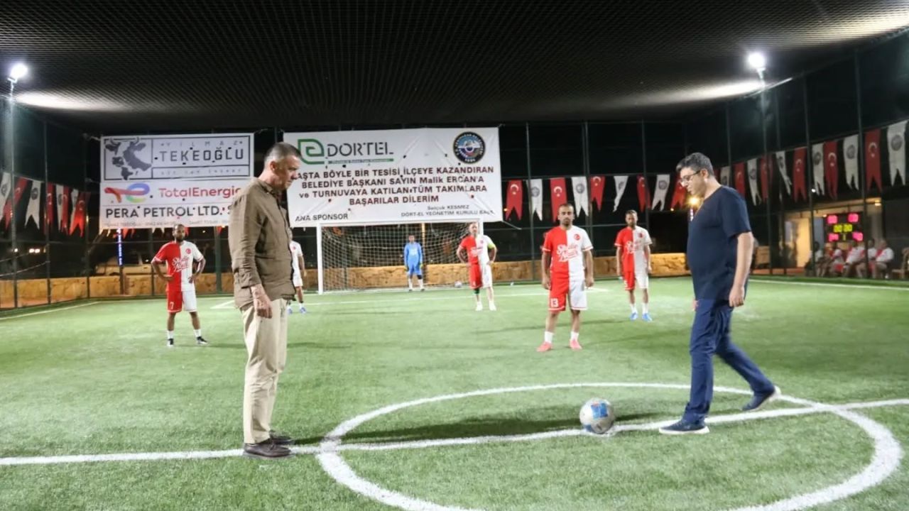 Yenipazar’da Mahmut Öz Halı Saha Turnuvası başladı