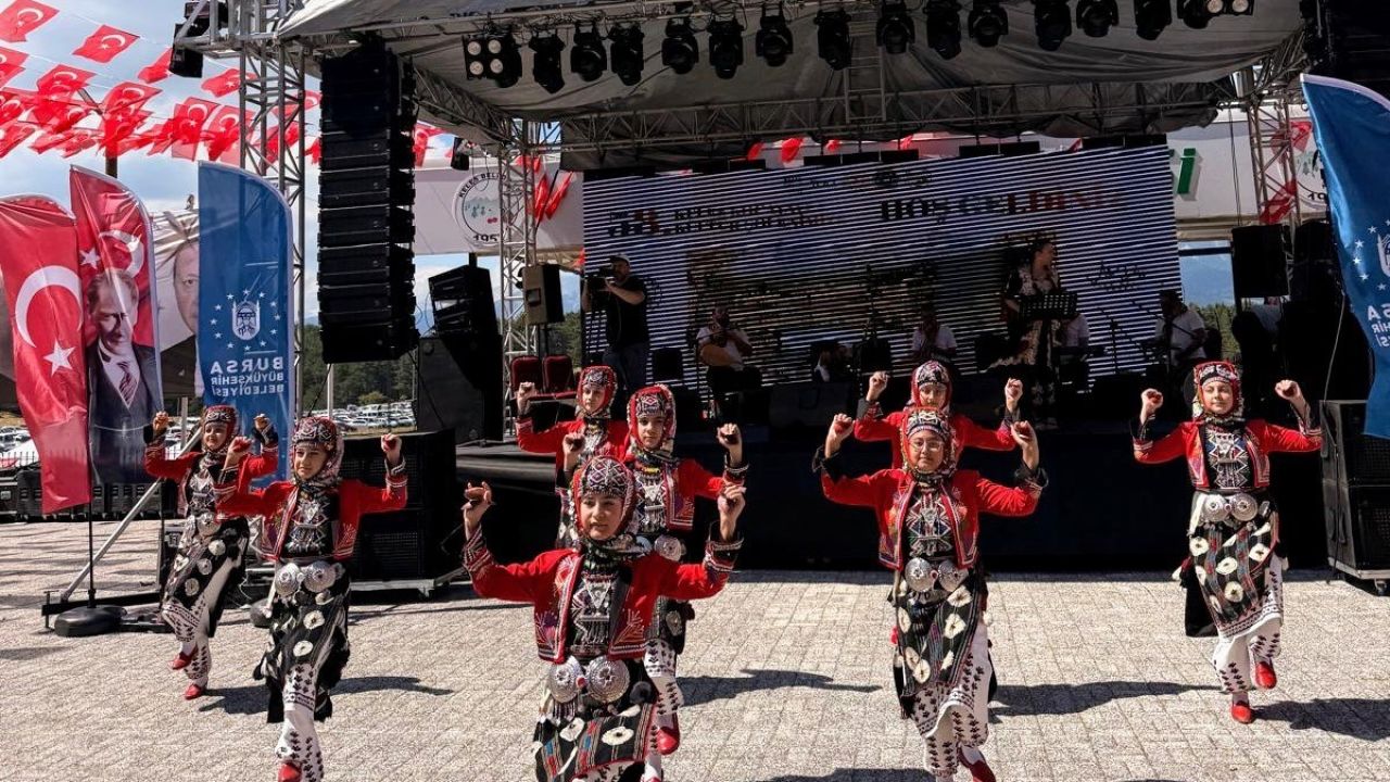 Yenişehir Halk Dansları Topluluğu, Kocayayla Şenlikleri’nde ayakta alkışlandı